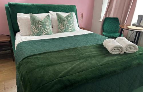 Broadstone House | The Lily Pad near Poole Dorset Self contained private entrance and free parking