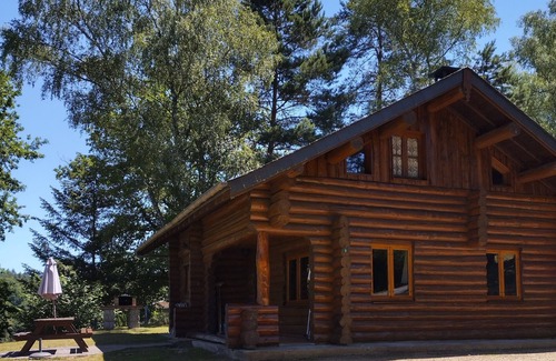 Marcillac-la-Croisille Ski Chalet | The little log with a view of the lake