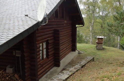 Marcillac-la-Croisille Ski Chalet | The little log with a view of the lake
