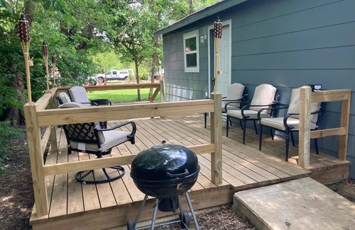 Van Buren Cottage | The Little Blue on 123 E Pine Street