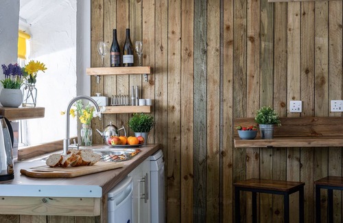 Bryn-crug Cottage | The Little Cottage - sleeps 2 guests in 1 bedroom