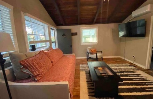 Lewisburg Cabin | The Little Gem- Sleeps 3, 1 bedroom, 1 bath cabin