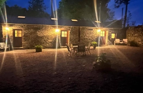 County Cavan Cottage | The Little Gem Stone Cottage Romantic Lakeside Retreat: Hot Tub, Sauna & Kayaksn