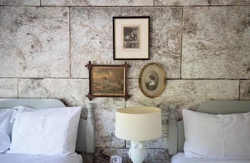 Glendale Hotel | The Little Lion
