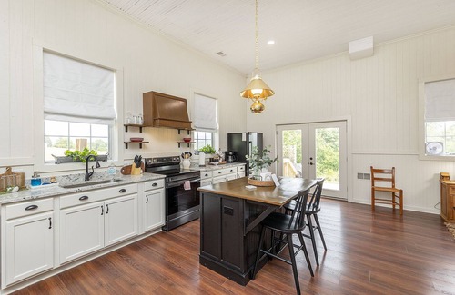 Cross Junction Apartment | The Little Red Schoolhouse
