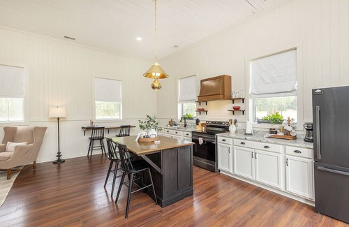 Cross Junction Apartment | The Little Red Schoolhouse