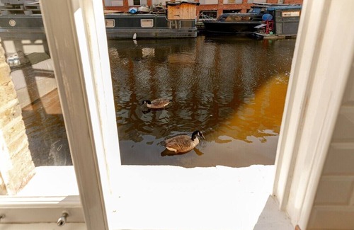 North Kensington Apartment | The Little Venice Hideaway Studio on the Canal !