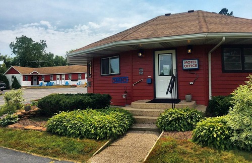 Mount Horeb Apartment | THE LITTLE VILLAGE , Full Bed 105