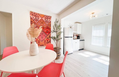 Mountain View House | The Local Giraffe ~ w/firepit, convenient locatio