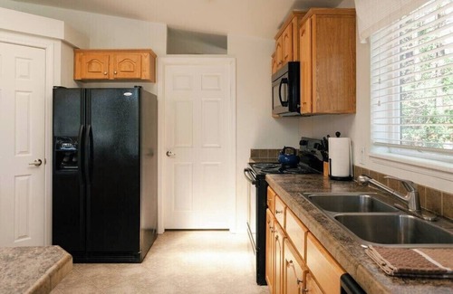 Cave Junction Cabin | The Lodge - 3 bedroom, 2 bath large resort cabin