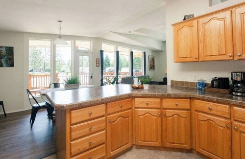 Cave Junction Cabin | The Lodge - 3 bedroom, 2 bath large resort cabin