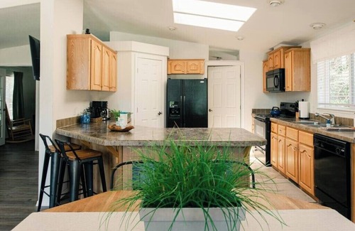 Cave Junction Cabin | The Lodge - 3 bedroom, 2 bath large resort cabin