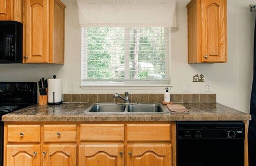 Cave Junction Cabin | The Lodge - 3 bedroom, 2 bath large resort cabin