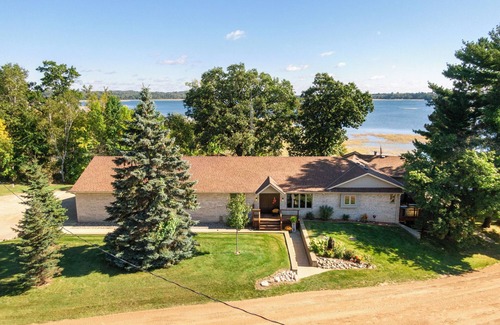 Backus House | The Lodge at Cabin 8 Retreats – 6,000 Sq Ft of Joy, Steps from the Water