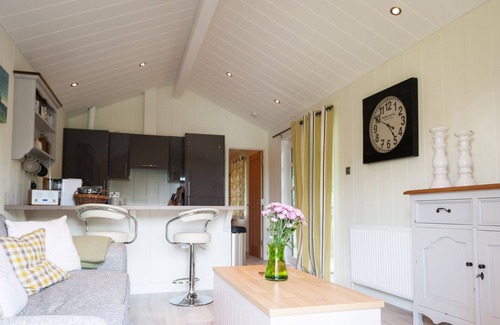 Dunbar Cabin | The Lodge by the Lake, Dunbar including hot tub