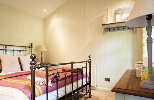 Dunbar Cabin | The Lodge by the Lake, Dunbar including hot tub