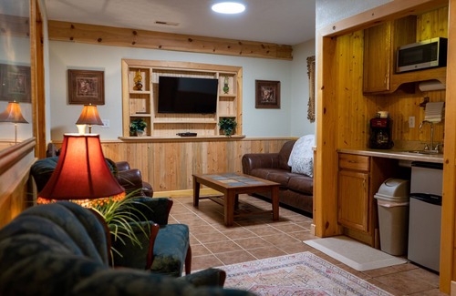 West Baden Springs Cabin | The Lodge - Cozy farm stay with hot tub & breathtaking views 10 min to FL & WBS