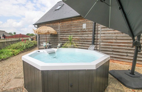 Leighton Cottage | THE LOFT, family friendly, with hot tub in Ironbridge