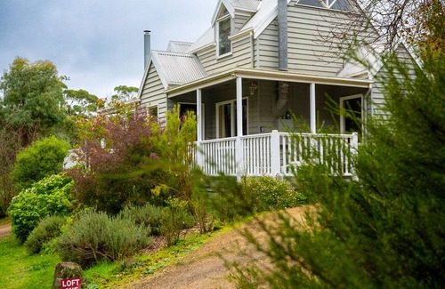 Hepburn Springs House | The Loft (fire+spa in centre of Hepburn Springs)