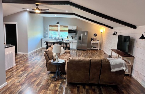 Dayton House | The Loft is a charming barndominium-style guesthouse near Lake Chickamauga.