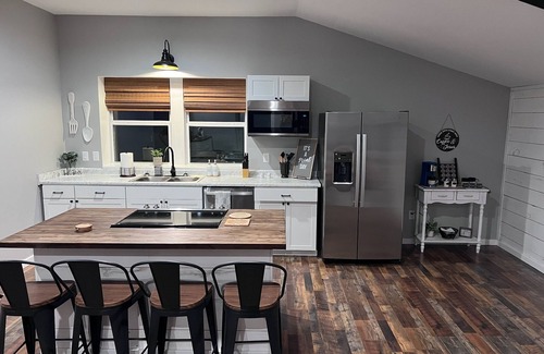 Dayton House | The Loft is a charming barndominium-style guesthouse near Lake Chickamauga.