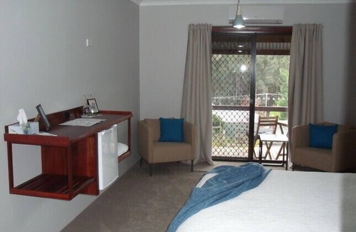 Pemberton Hotel | The Log Cabin B&B - Blue Wren Room