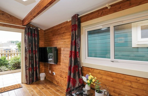 Bushton Cottage | THE LOG CABIN, pet friendly, with a garden in Royal Wootton Bassett