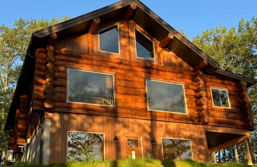 Hayward Cabin | The Log Haus on Round Lake — 6 Bedrooms, 11 Queen Beds