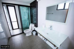 Chonburi Hotel | The LogBook Room and Cafe'
