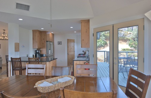 Fish Camp House | The Logger's Retreat at Yosemite - Epic Views! - Family-Friendly - Hot Tub!