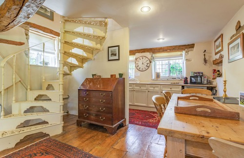 Duntisbourne Abbots Cottage | THE LONG BARN, family friendly, with a garden in Duntisbourne Abbots