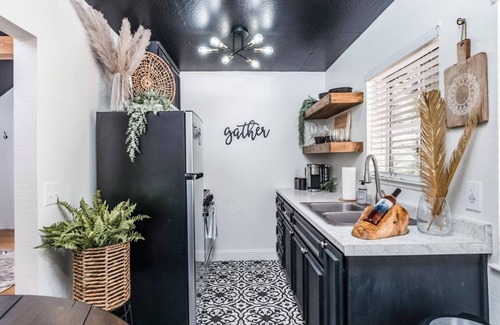 Long Barn Cabin | The Lookout: A Romantic Boho Getaway A/C - Pet Friendly!