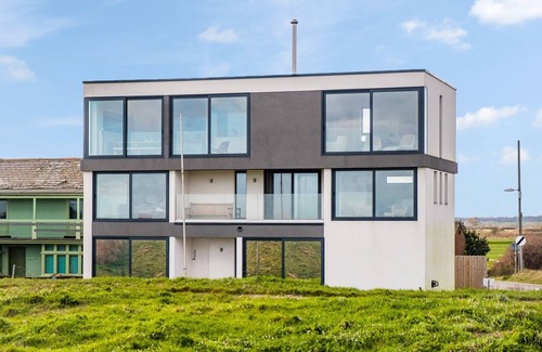 Felixstowe Cottage | The Lookout - sleeps 6 guests in 3 bedrooms