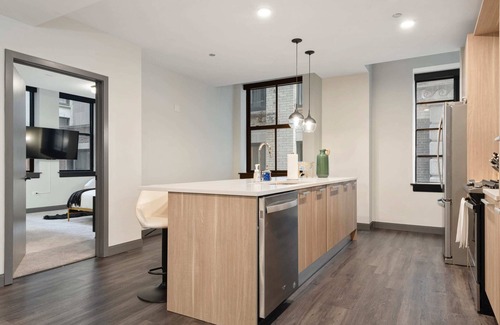 Downtown Chicago Apartment | The Loop 2BR: Historic, Modern Luxury, Amenities