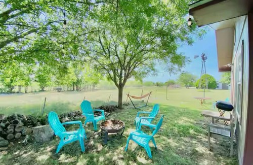 Lorena House | The Lorena Ranchette- Goats, Firepit, Hammock