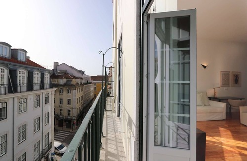Santa Maria Maior Apartment | ✨The Love Box: Design and Upscale Apartment with Balcony at Downtown