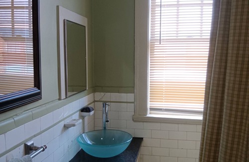 Memphis Apartment | THE LOVE SHACK LARGE MIDTOWN VIBE WITH BIG MONTHLY SAVINGS