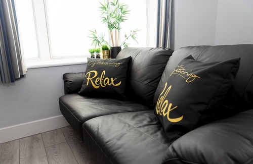 Wrexham Apartment | The Lower Gathering - Town Centre - Sleeps Up To 10