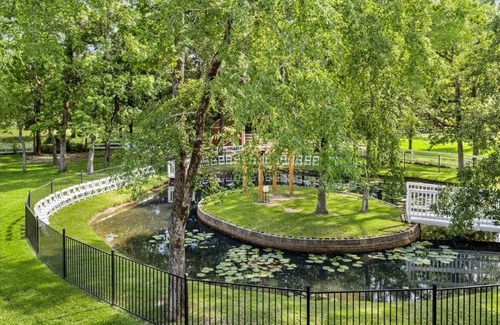 Magnolia Villa | The LUX at West Ln Event & Stay- Pool, Golf, Pickleball, Fire Pit, Gazebo & more