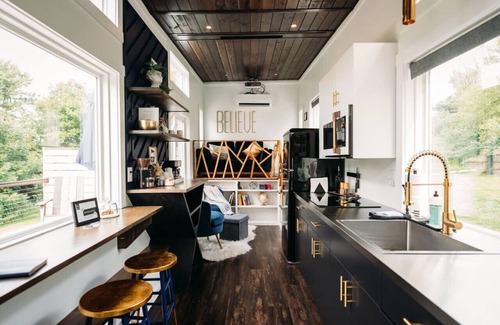 Millersburg House | The Lux - tiny home w/jacuzzi in Berlin