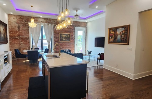 Metropolis Apartment | The Luxe High Roller! 2 bed apt in Metropolis near Harrah's Casino! Pet friendly