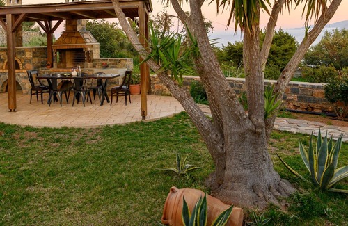 Katsikia Villa | The luxurious villa 'Friends" is located in one of the most beautiful areas