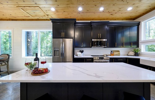 Broken Bow Cabin | The Luxury Pines Retreat w/NEW Pool Heating Option*, Hot Tub ,Fire Pit Sleeps 8