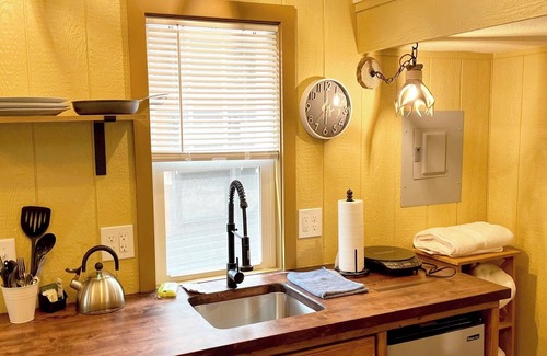 Lyons Resort | The Lyons Lodge – Boulder Charm & Mountain Views in a Tiny House Stay