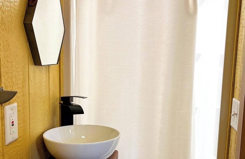 Lyons Resort | The Lyons Lodge – Boulder Charm & Mountain Views in a Tiny House Stay