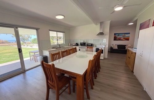 Port Vincent House | The Mac Shack- 4 bedroom beachfront holiday home with sea views!