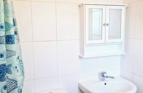 Lychpit Apartment | The MaisonNest: A Cosy Stay in Central Basingstoke