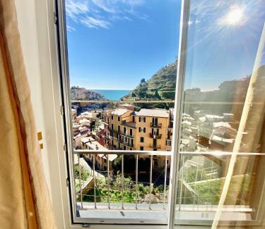 Manarola House | The Manarola Main Plaza