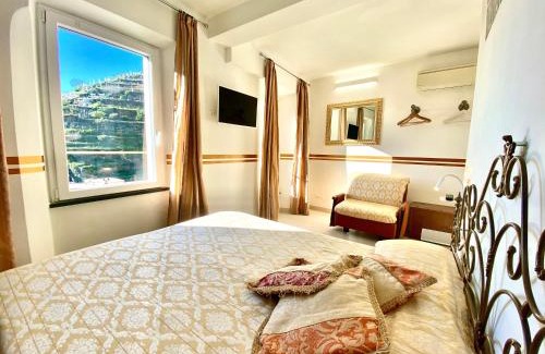 Manarola House | The Manarola Main Plaza