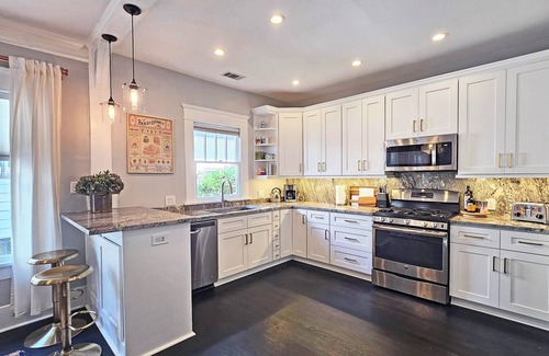 East Side House | The Manhattan, 3BR/2Bath, Spacious Craftsman in Grant Park/ATL, Screened Porched